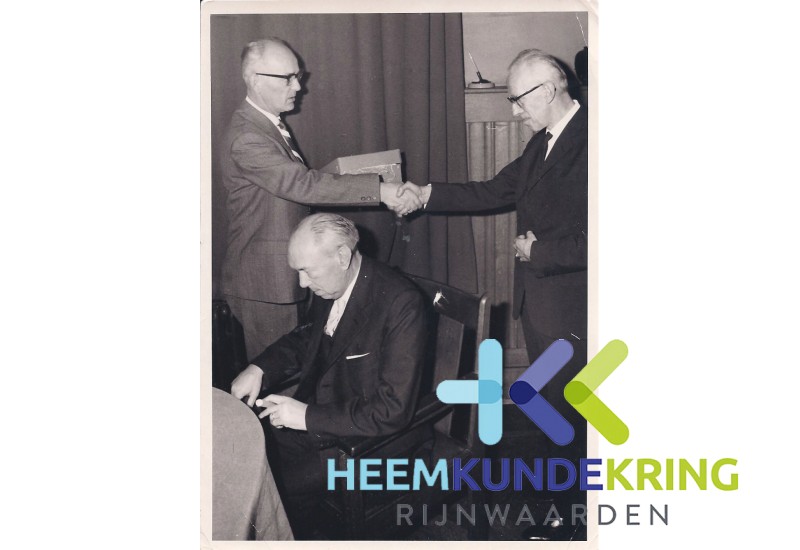 Lobith Links Wethouder Gasseling r. Burg. Daalderop 04-12-1963 F0000030